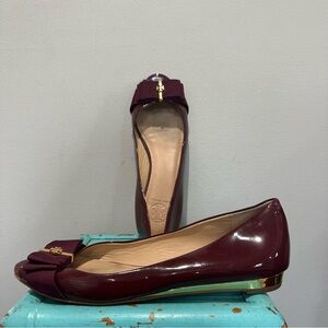 Tory Burch Trudy Peep Toe Flat Patent Leather Bow Gold Accents Burgundy Size 7